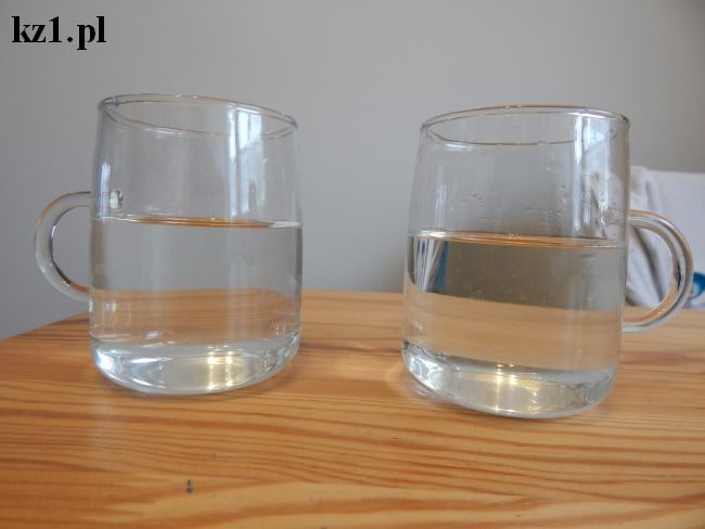 szklanki z wodą