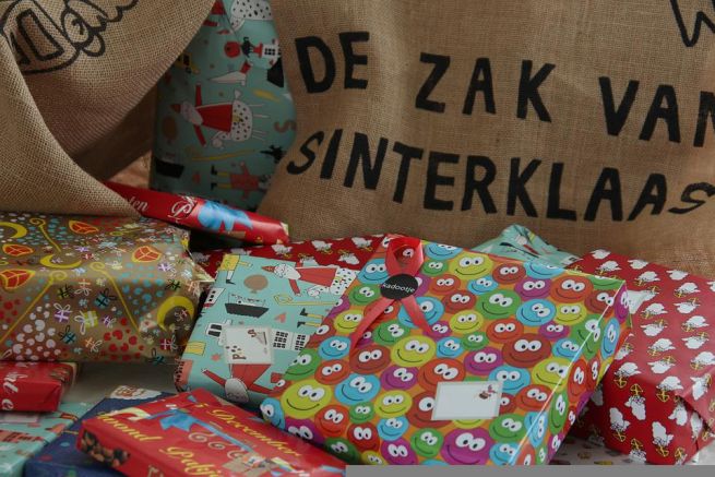 Sinterklaas przynosi przezenty'