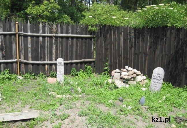 cmentarz w miasteczku westernowym