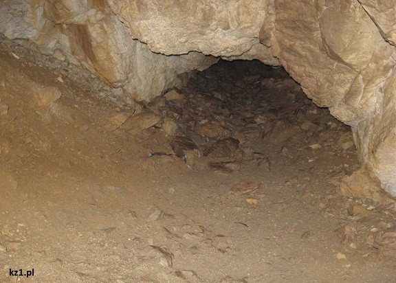 niskie przejście przez jaskinię