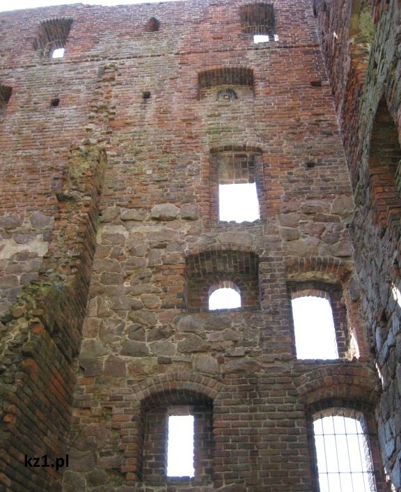 otwory po zamkowych oknach na zamku hammershuss na bornholmie