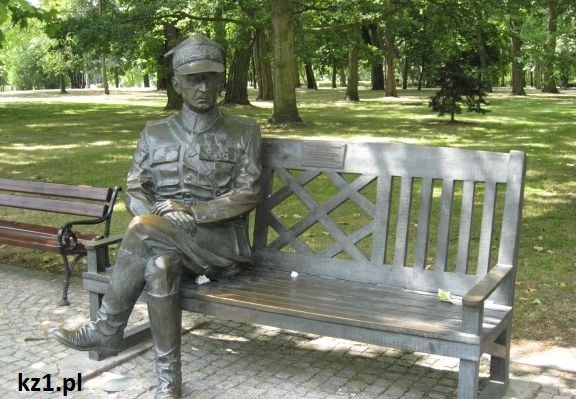 pomnik piłsudskiego w inowrocławiu w parku