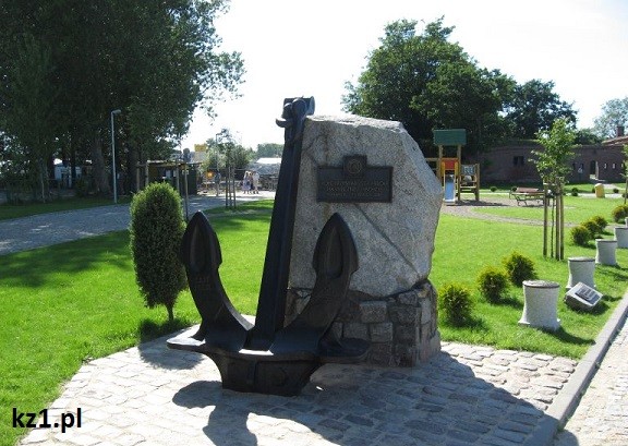 pomnik żeglarzy w kołobrzegu