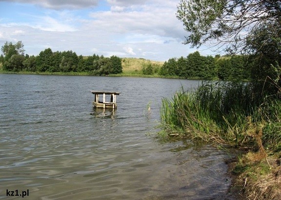 pomost na środku jeziora